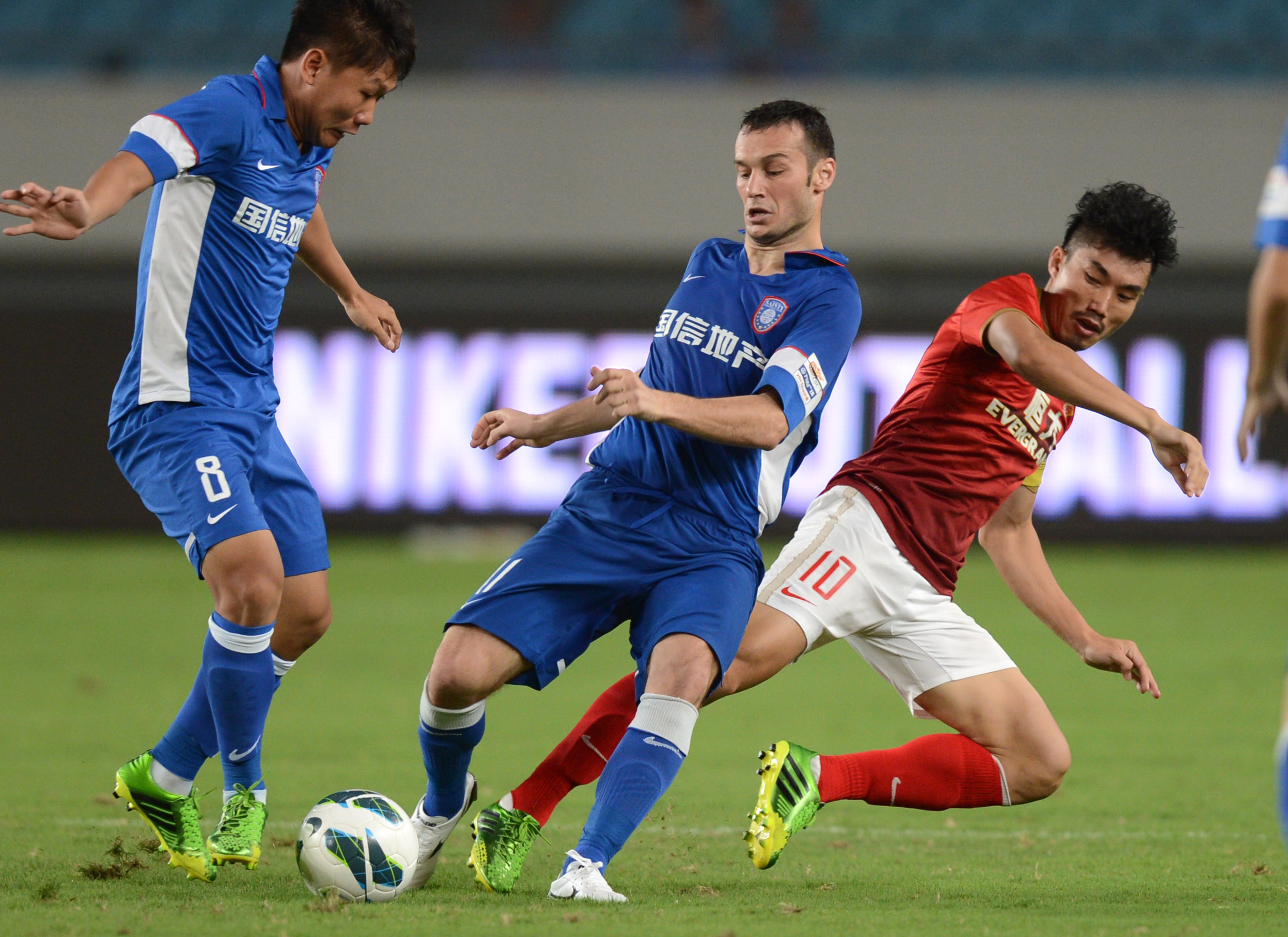 足球欧冠最新积分榜出炉，两大豪门濒临淘汰