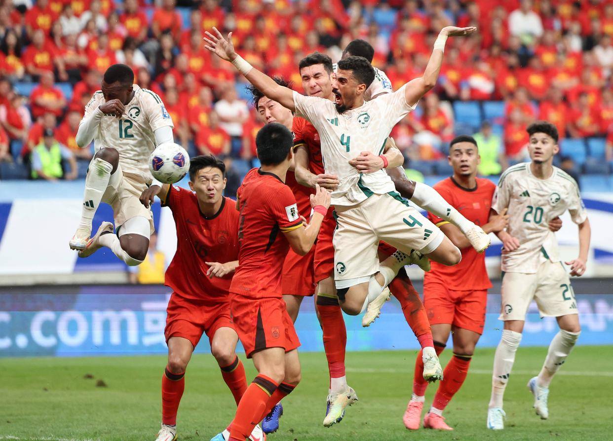 支持球队！欧文坐在场边观看独行侠对阵湖人的比赛