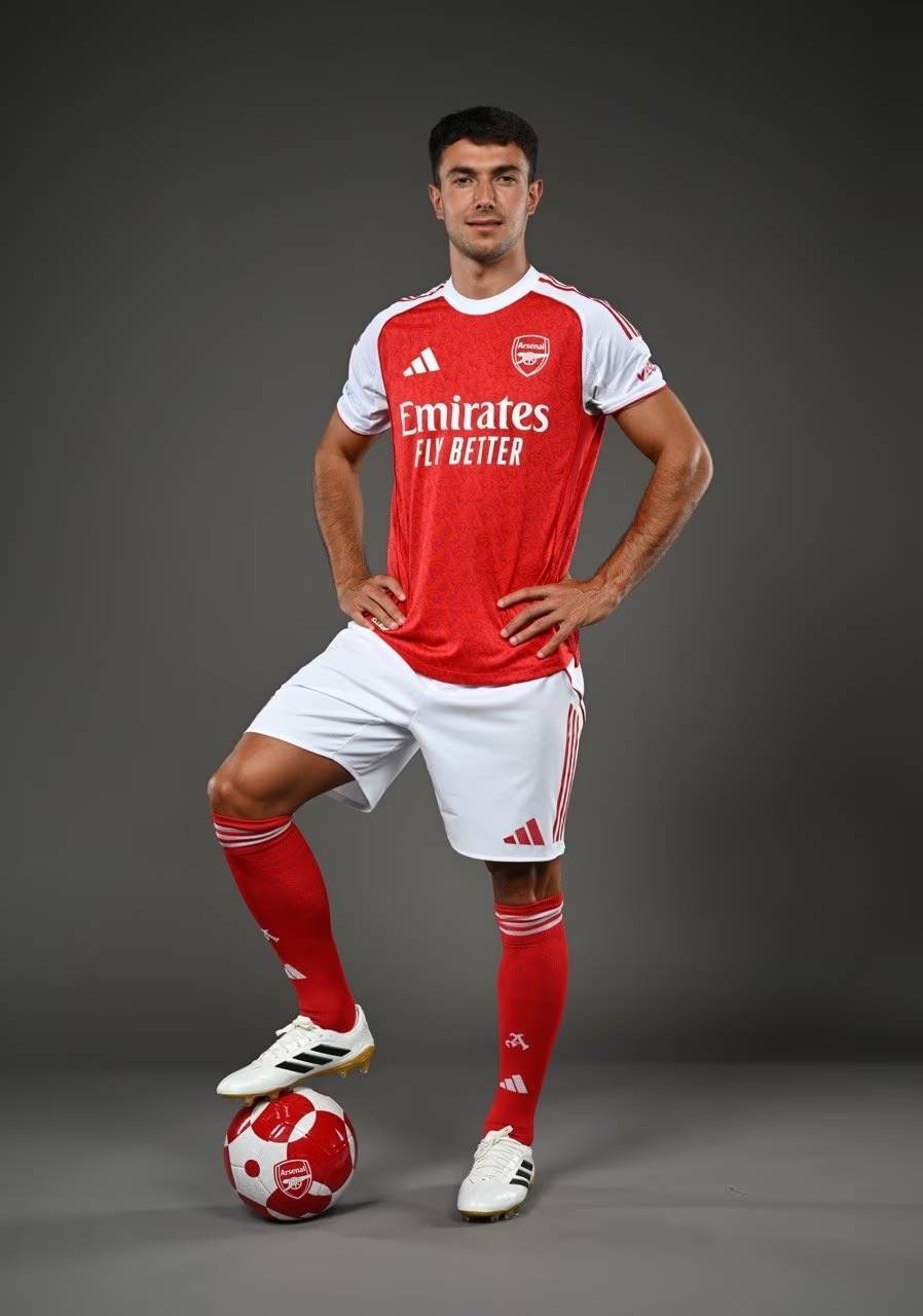 前锋连续助攻，团队配合默契