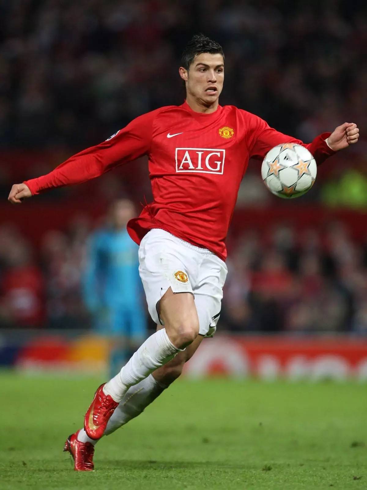 足球中超队长带伤上阵，拼劲获赞