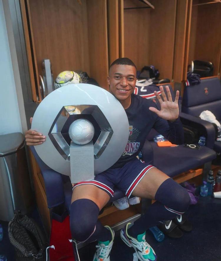 澳超联赛中央海岸水手vs悉尼FC因恶劣天气推迟至18：30进行