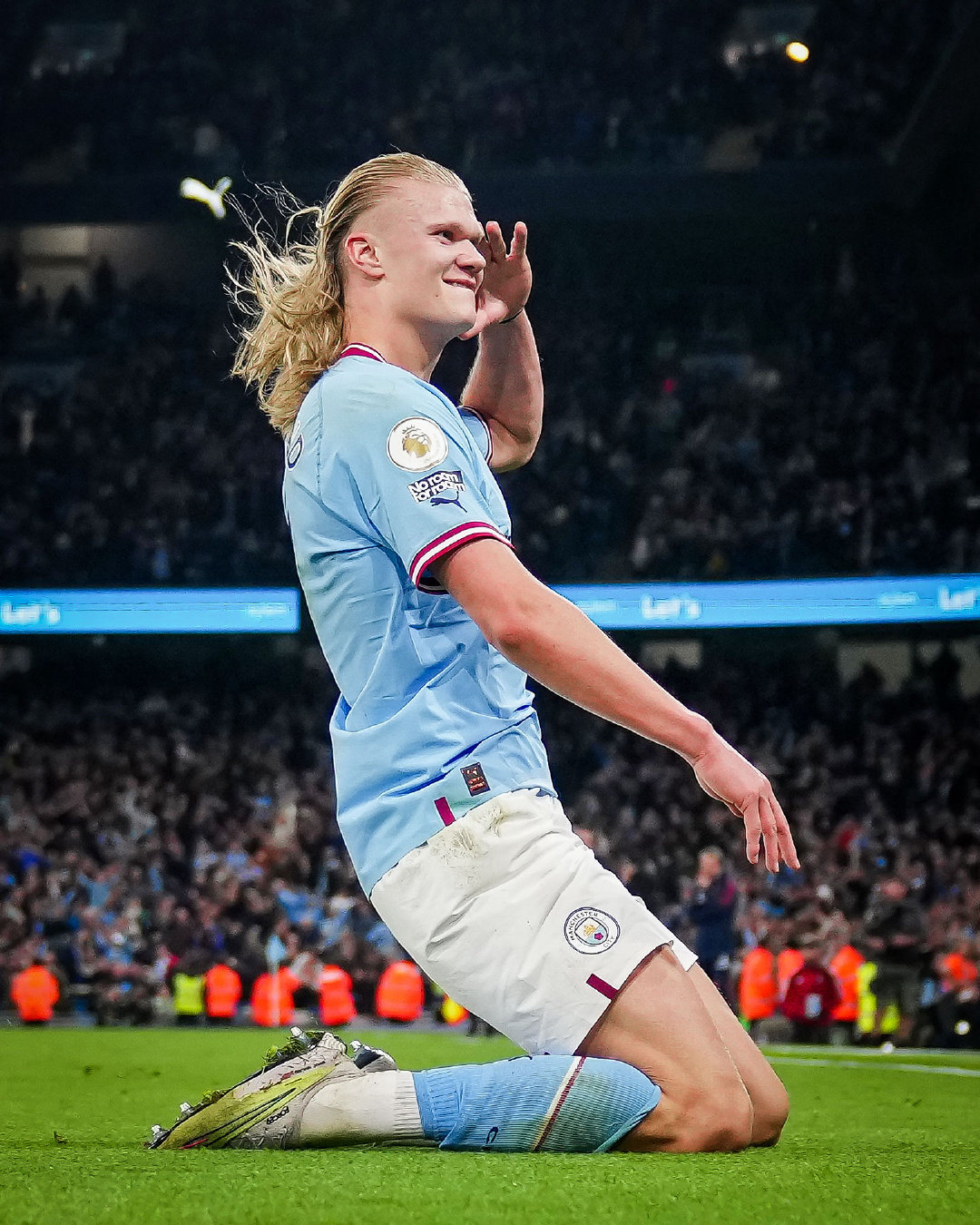 镜报：安菲尔德球迷因现场警报响起被暂时疏散，现已重新进场